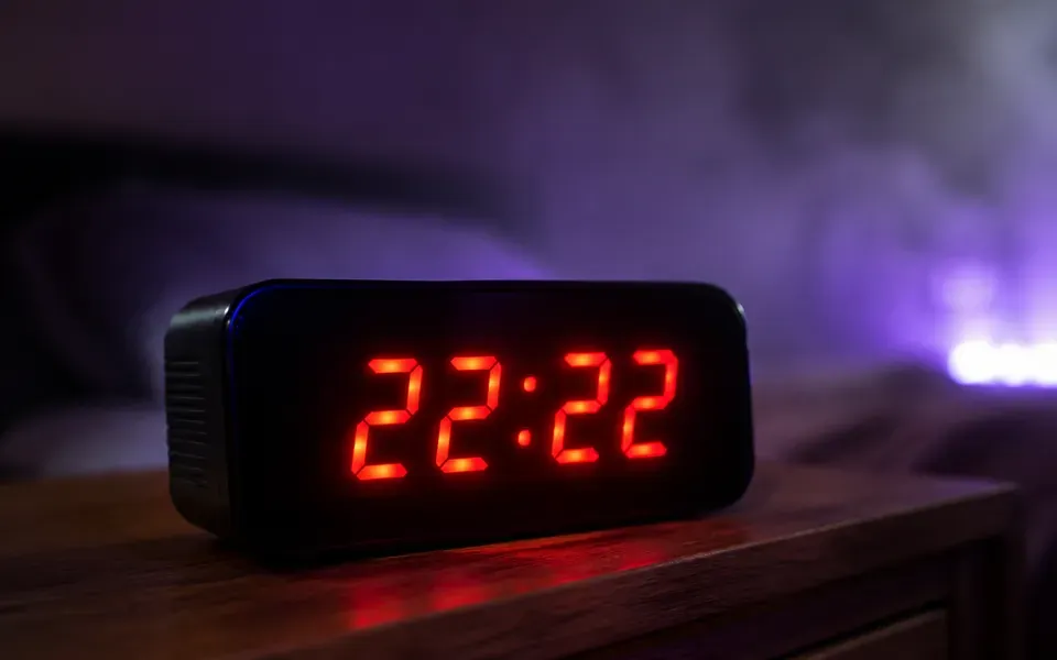 Reveil numerique affichant 22h22